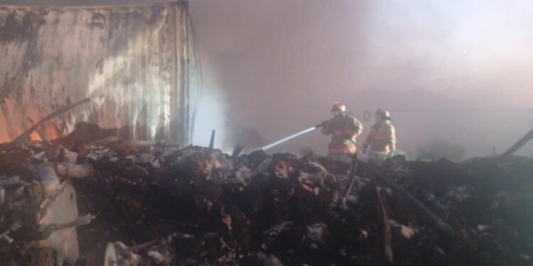 Cierran carretera Tula-Victoria por choque de trailers… se in cendian