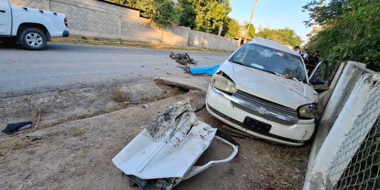 Mueren dos en choque de moto contra auto