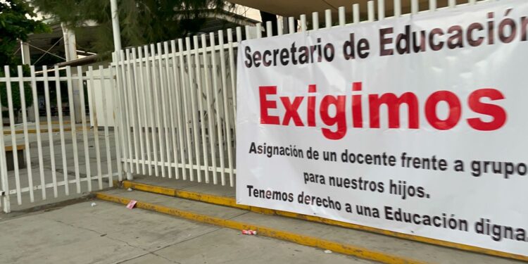 Cierran padres de familia la primariam Leona Vicario, exigen maestro