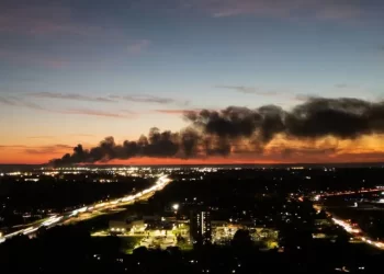 Avión de carga de UPS se estrella tras despegar en Louisville; hay tres muertos