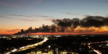 Avión de carga de UPS se estrella tras despegar en Louisville; hay tres muertos