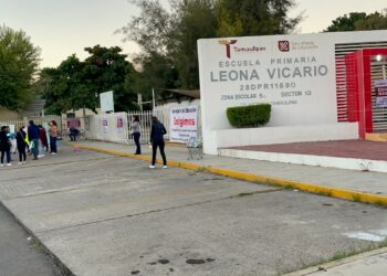 Cierran padres de familia la primariam Leona Vicario, exigen maestro