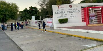 Cierran padres de familia la primariam Leona Vicario, exigen maestro