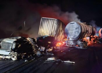 Cierran carretera Tula-Victoria por choque de tráileres… se incendian