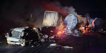Cierran carretera Tula-Victoria por choque de tráileres… se incendian