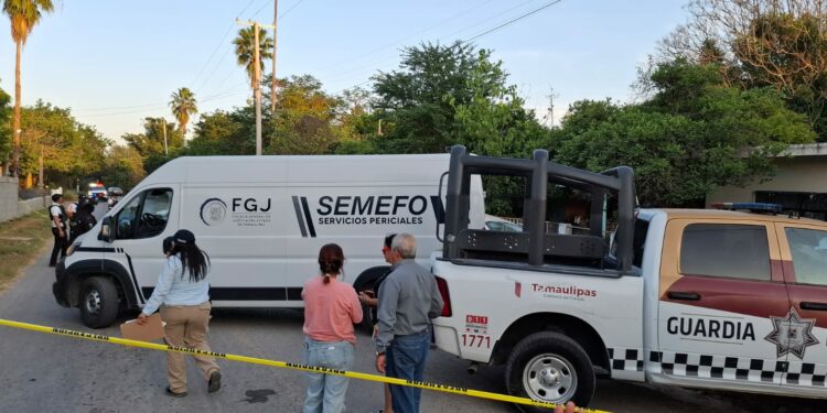 Mueren dos en choque de moto contra auto