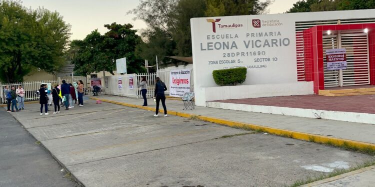 Cierran padres de familia la primariam Leona Vicario, exigen maestro