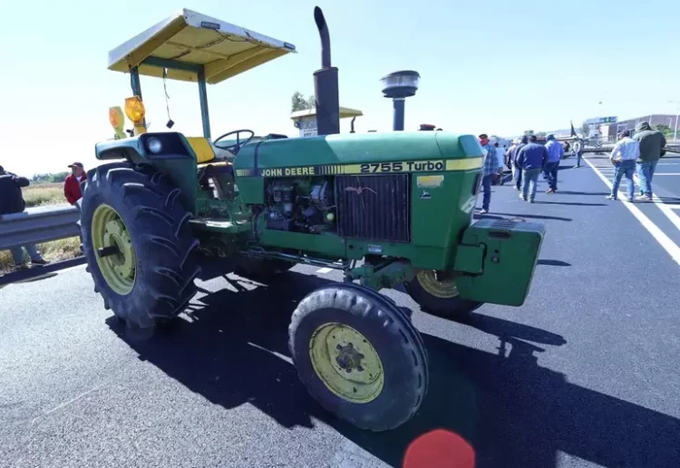 Bloqueos carreteros por agricultores se mantienen en 9 puntos de Guanajuato