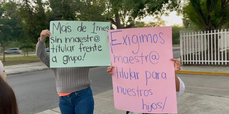 Cierran padres de familia la primariam Leona Vicario, exigen maestro