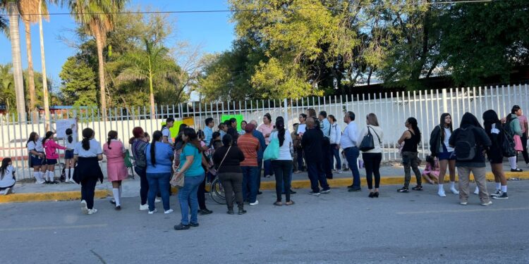 Cierran otra escuela, ahora por falta de director