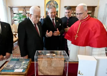 El papa León XIV se reúne por primera vez con presidente palestino Mahmud Abás