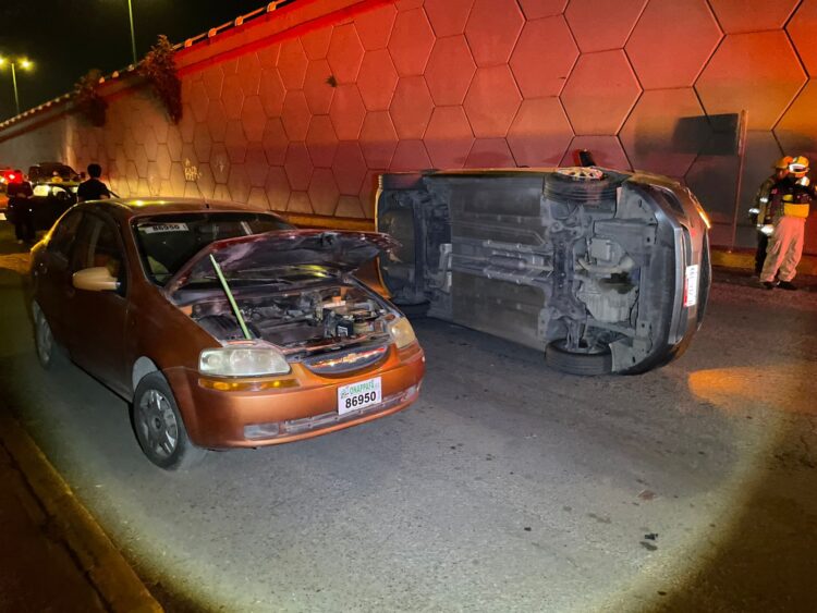 Tres heridos en choque con volcadura en el Bulevar López Mateos de Cd. Victoria