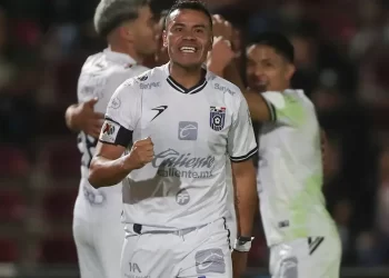 Querétaro derrota 2-1 a Juárez; beneficia a Chivas y obliga a Pumas