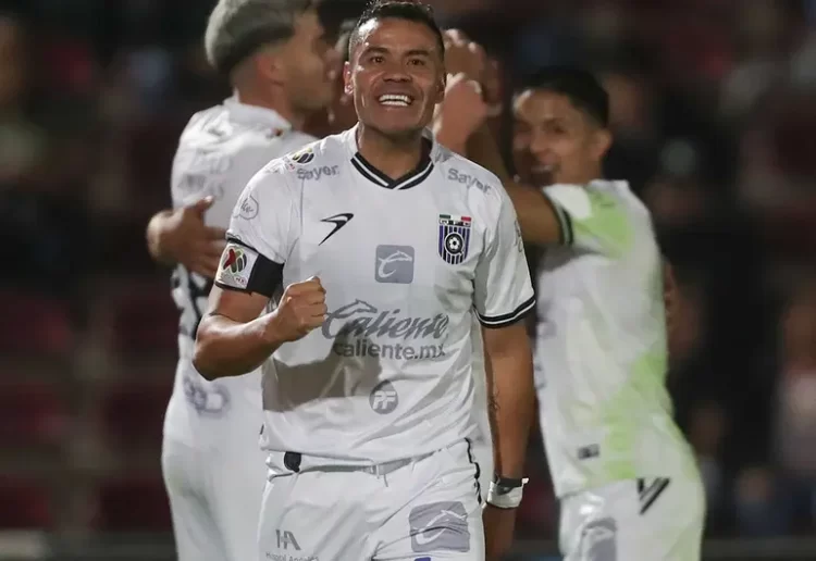 Querétaro derrota 2-1 a Juárez; beneficia a Chivas y obliga a Pumas