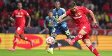 Toluca derrota 2-0 al América con goles de Paulinho y Helinho