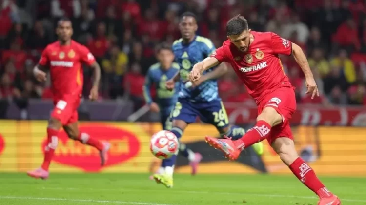 Toluca derrota 2-0 al América con goles de Paulinho y Helinho
