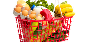 Sheinbaum anuncia acuerdo con empresarios para mantener la canasta básica en 910 pesos