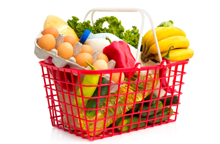 Sheinbaum anuncia acuerdo con empresarios para mantener la canasta básica en 910 pesos