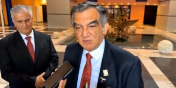 Gobernador detalla estrategias para formación de especialistas y regularización laboral