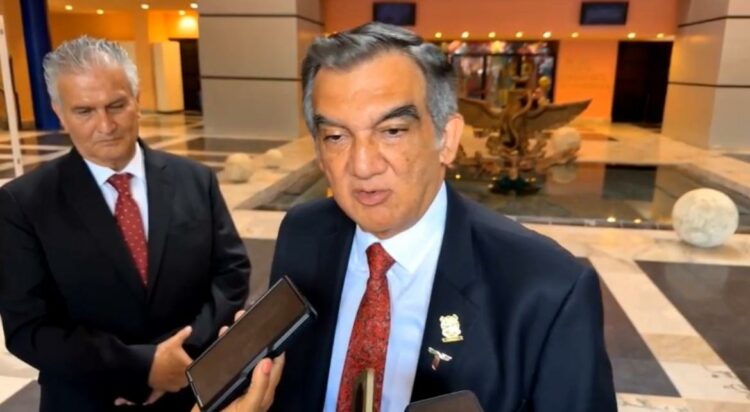 Gobernador detalla estrategias para formación de especialistas y regularización laboral