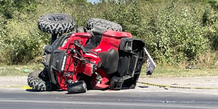 Joven muere atropellado por camioneta tras volcar su cuatrimoto