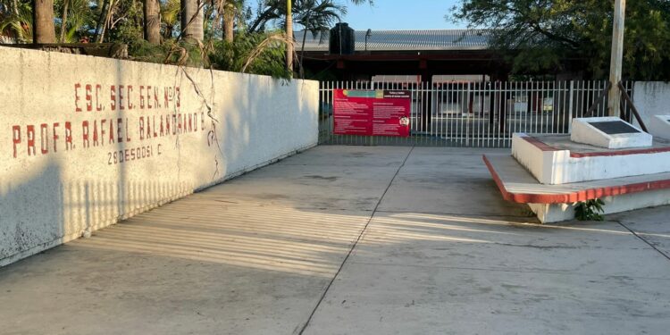 Cierran otra escuela, ahora por falta de director