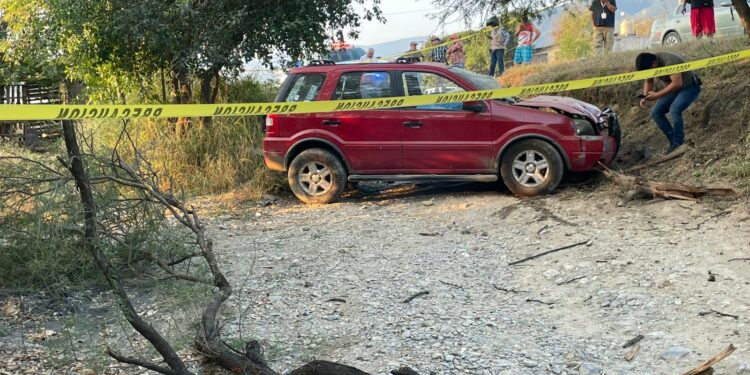 Muere conductor al estrellarse contra árbol