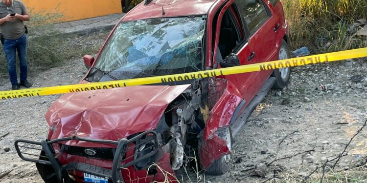 Muere conductor al estrellarse contra árbol