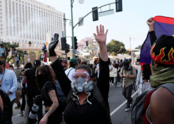 Tribunal veta el uso de fuerza en manifestaciones en Chicago