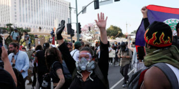 Tribunal veta el uso de fuerza en manifestaciones en Chicago