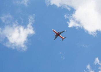 Escasez de controladores genera caos aéreo en Estados Unidos