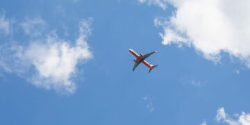 Escasez de controladores genera caos aéreo en Estados Unidos