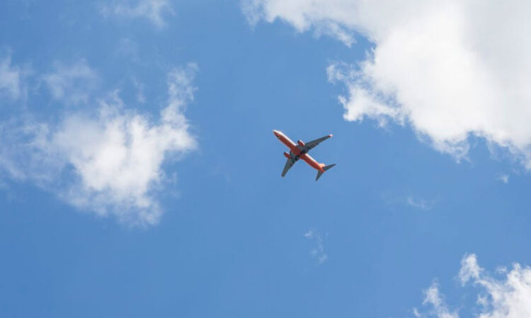 Escasez de controladores genera caos aéreo en Estados Unidos