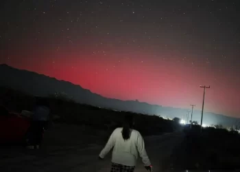 Auroras boreales iluminaron el cielo de García, Nuevo León