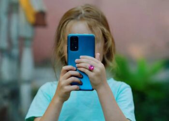 Europa limita acceso a redes sociales para menores