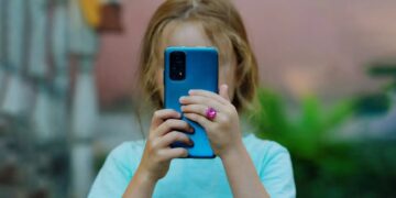 Europa limita acceso a redes sociales para menores