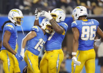 Chargers superan a Steelers en noche histórica