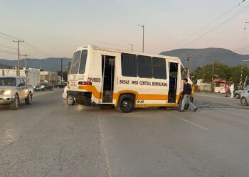 Choca microbús, dos heridos