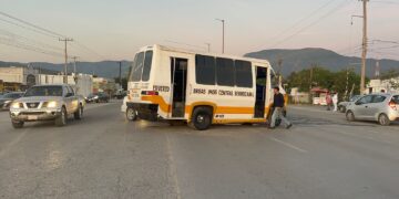 Choca microbús, dos heridos