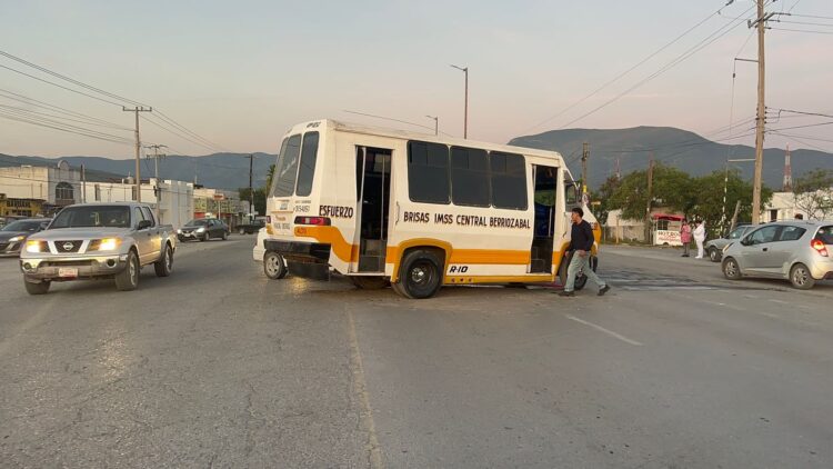 Choca microbús, dos heridos