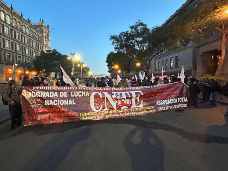 Inicia el paro nacional de 48 horas convocado por la CNTE con bloqueos y marchas