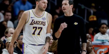 Lakers vencen a Hornets con 38 puntos de Doncic