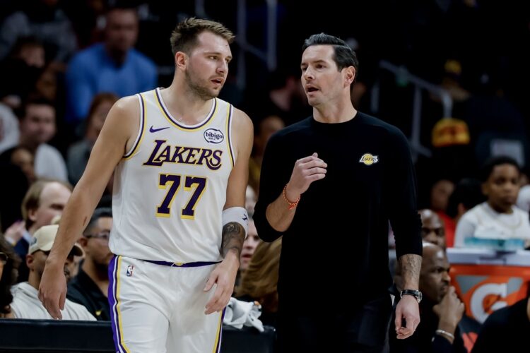 Lakers vencen a Hornets con 38 puntos de Doncic