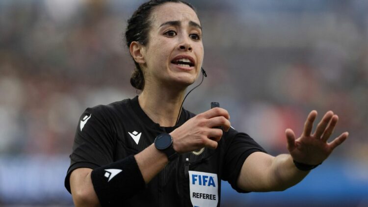 Árbitra mexicana pide un alto a la violencia digital