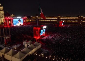 Más de 170 mil fans celebran a Juan Gabriel en el Zócalo con Netflix y CDMX