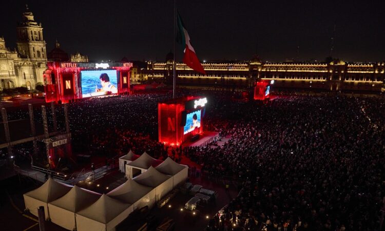 Más de 170 mil fans celebran a Juan Gabriel en el Zócalo con Netflix y CDMX