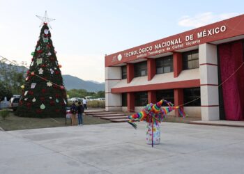 Tec Victoria realiza el tradicional encendido del Pino