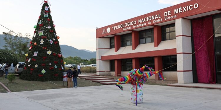 Tec Victoria realiza el tradicional encendido del Pino