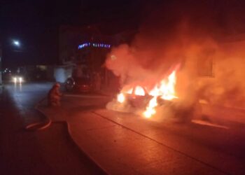 Se incendia auto en el centro de Victoria