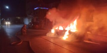 Se incendia auto en el centro de Victoria